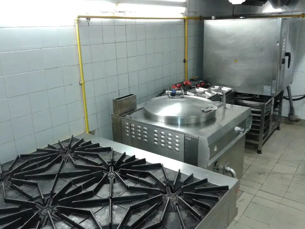 Cozinha comercial de restaurante com tubulação amarela de gás aparente